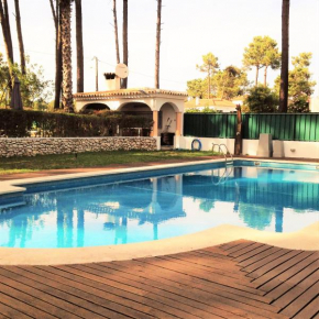 Гостиница Verdizela Pool & Garden  Charneca de Caparica